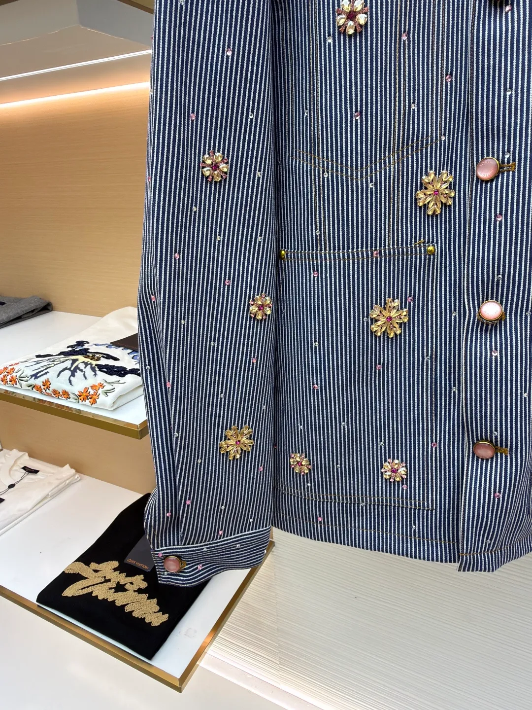 LOUISVUITTON Nigo hickory color cherry blossom rhinestone new denim jacket ●Original version: 69500 ​​purchase and development ●Item number: 1680734-E10 ●Fabric: denim fabric ●Technology: rhinestone production ●Version: fitted version ●Weight: about 1220 grams ●Size: 46-48-50-52 ●Description: New joint brand, high-order quality, the highest version on the market! Heavy-duty hand-sewn cherry blossom diamonds, precise positioning, extremely time-consuming, comparable to the original, a fashion item worthy of your collection, the overall wiring is straight and delicate, the fabric is comfortable and soft, the color is consistent and no color difference. It can be matched with the same style to create a fashionable look, to control various occasions, customized accessories, complete three standards, the same style for men and women!